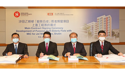 房協行政總裁陳欽勉(左二)與其士集團主席兼董事總經理郭海生(右二)簽署上蓋工程合約。